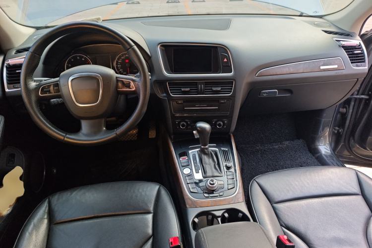 Used Audi Q5 2010 3.2 FSI Sport Edition Center Console