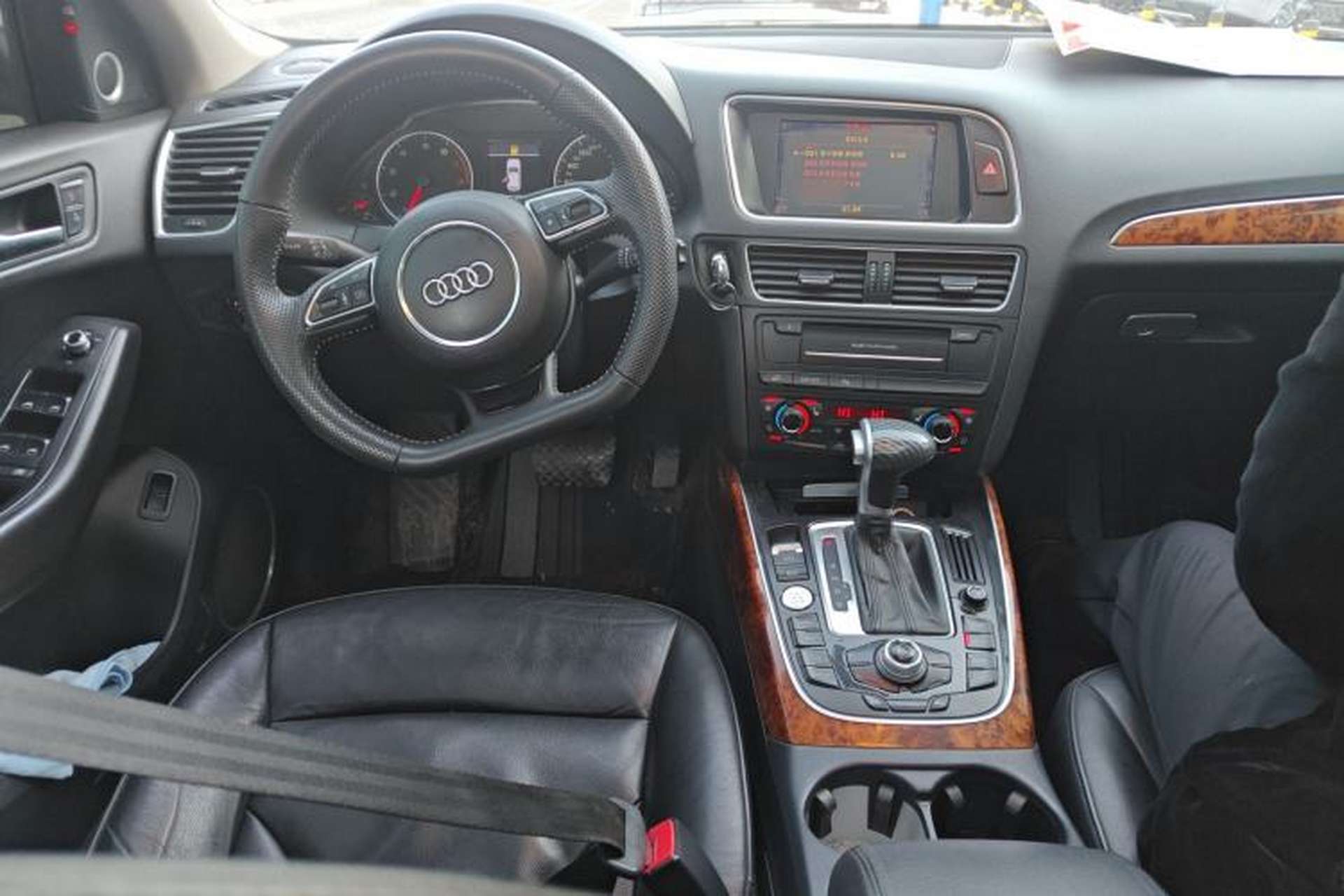 Used Audi Q5 2010 2.0TFSI Trendy Edition Center Console