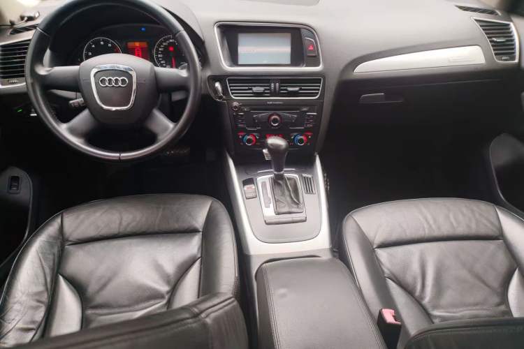 Used Audi Q5 2010 2.0TFSI Technology Edition Center Console