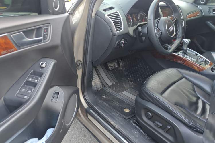 Used Audi Q5 2010 2.0TFSI Trendy Edition Driver Seat