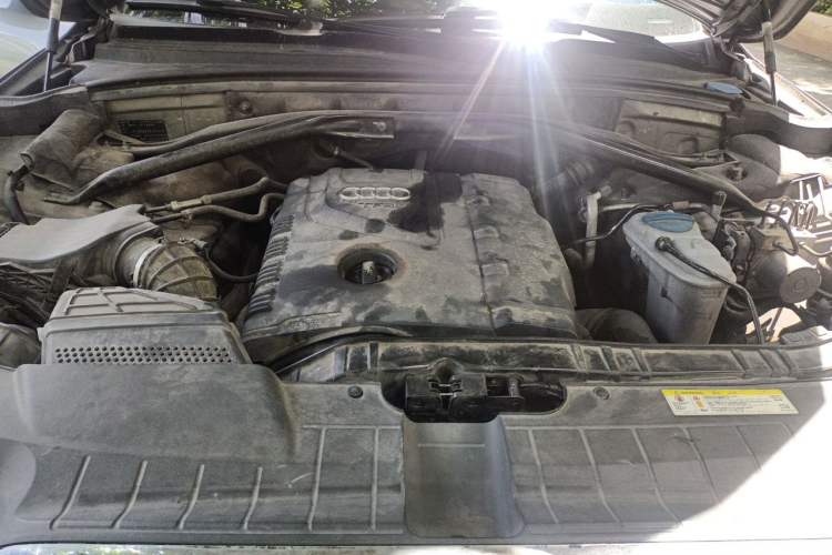 Used Audi Q5 2010 2.0TFSI Trendy Edition Engine Bay