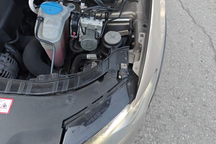 Used Audi Q5 2010 2.0TFSI Trendy Edition Engine Bay Left