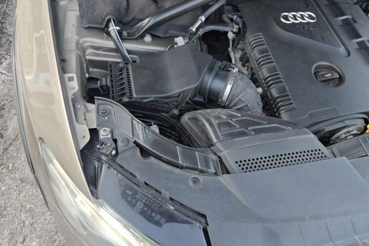 Used Audi Q5 2010 2.0TFSI Trendy Edition Engine Bay Right