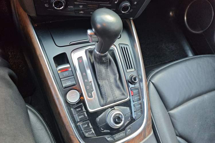 Used Audi Q5 2010 3.2 FSI Sport Edition Gear Lever