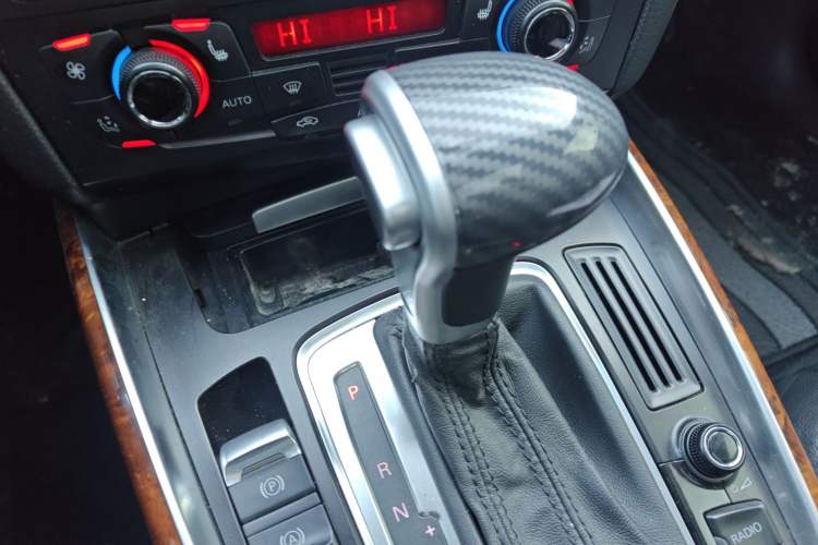 Used Audi Q5 2010 2.0TFSI Trendy Edition Gear Lever