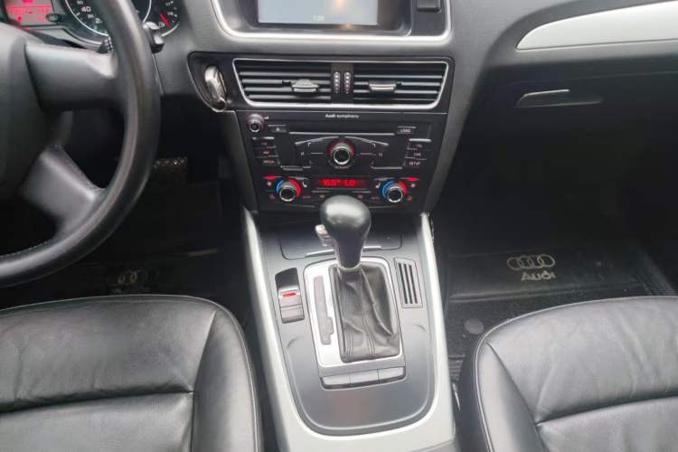 Used Audi Q5 2010 2.0TFSI Technology Edition Gear Lever