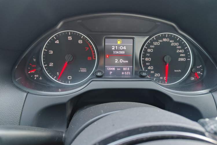 Used Audi Q5 2010 2.0TFSI Trendy Edition Odometer Close Up