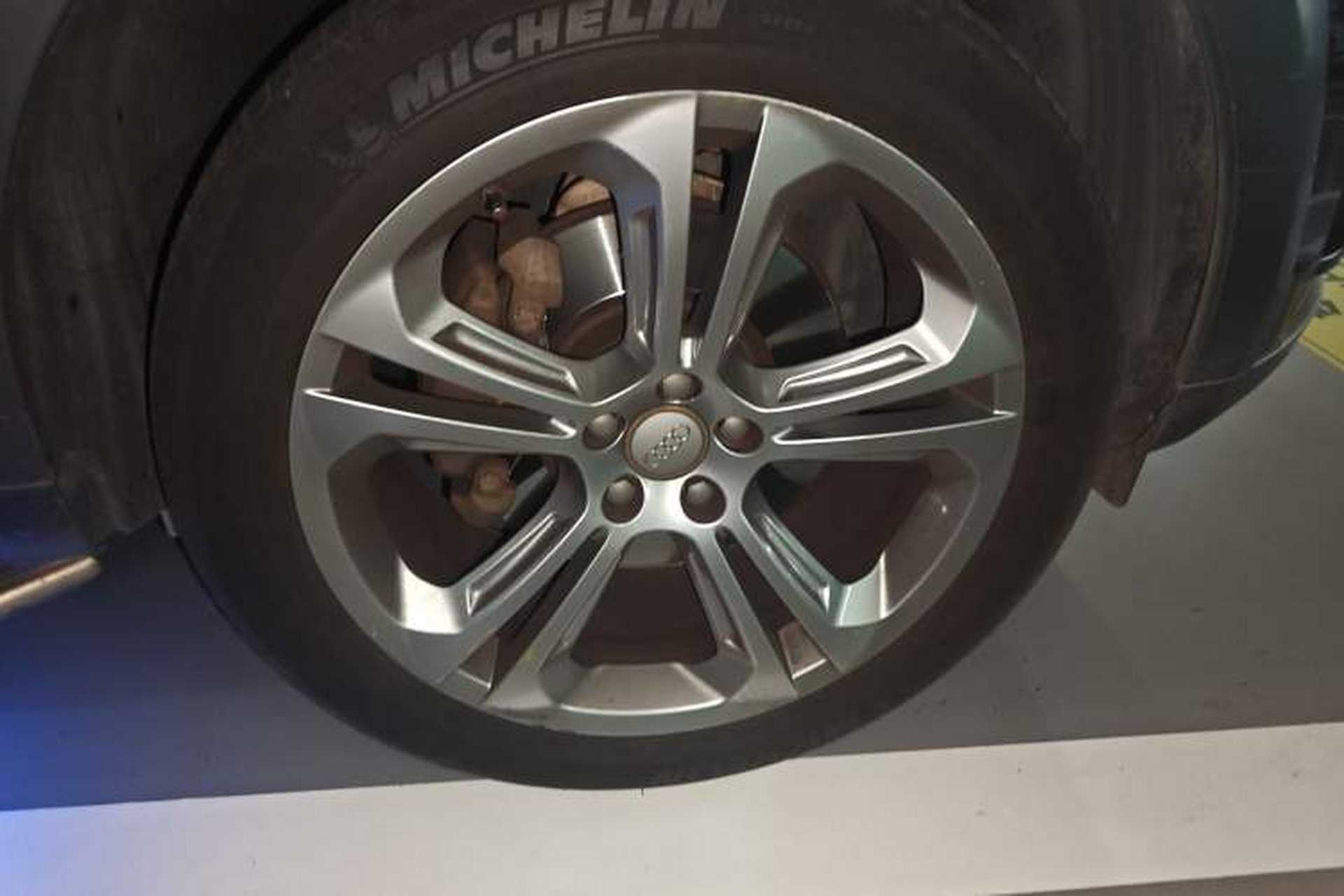 Used Audi Q5 2010 3.2 FSI Off-road Version Right Front Wheel Hub