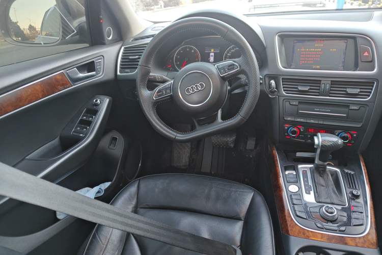 Used Audi Q5 2010 2.0TFSI Trendy Edition Steering Wheel