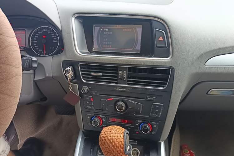 Used Audi Q5 2010 2.0TFSI Technology Edition Audio And AC Panel
