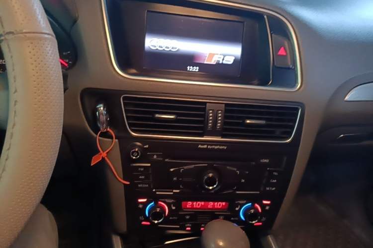 Used Audi Q5 2010 2.0TFSI Technology Edition Audio And AC Panel