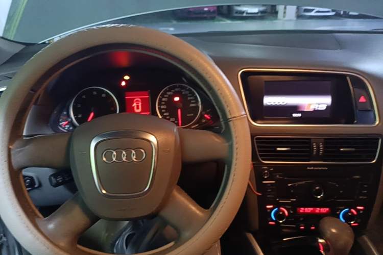 Used Audi Q5 2010 2.0TFSI Technology Edition Center Console