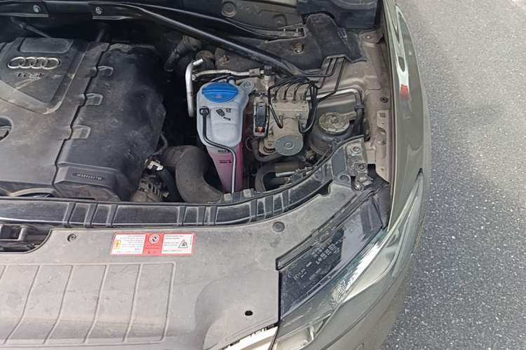 Used Audi Q5 2010 2.0TFSI Technology Edition Engine Bay Left