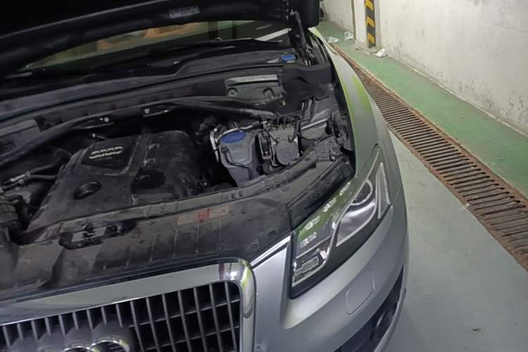 Used Audi Q5 2010 2.0TFSI Technology Edition Engine Bay Left