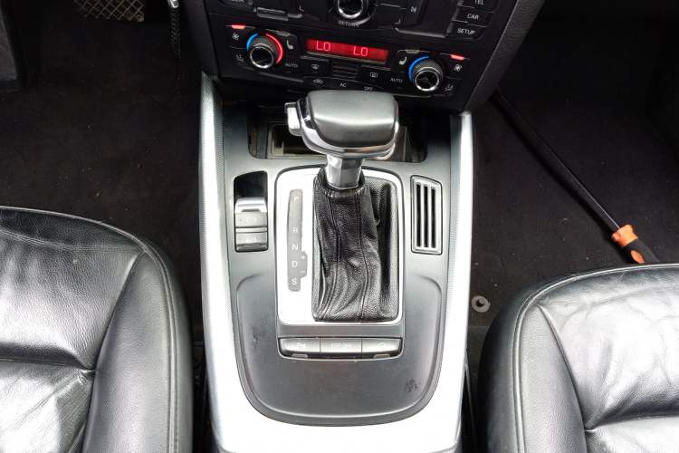 Used Audi Q5 2010 2.0TFSI Technology Edition Gear Lever