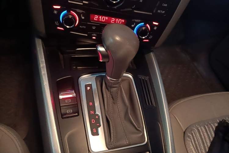 Used Audi Q5 2010 2.0TFSI Technology Edition Gear Lever