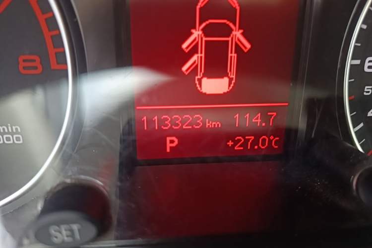Used Audi Q5 2010 2.0TFSI Technology Edition Odometer Close Up