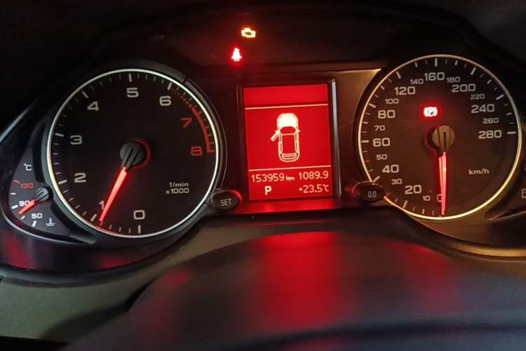 Used Audi Q5 2010 2.0TFSI Technology Edition Odometer Close Up