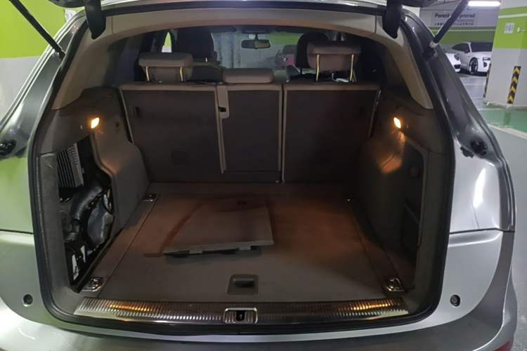 Used Audi Q5 2010 2.0TFSI Technology Edition Trunk