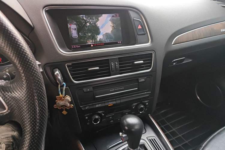 Used Audi Q5 2010 3.2 FSI Sport Edition Audio And AC Panel