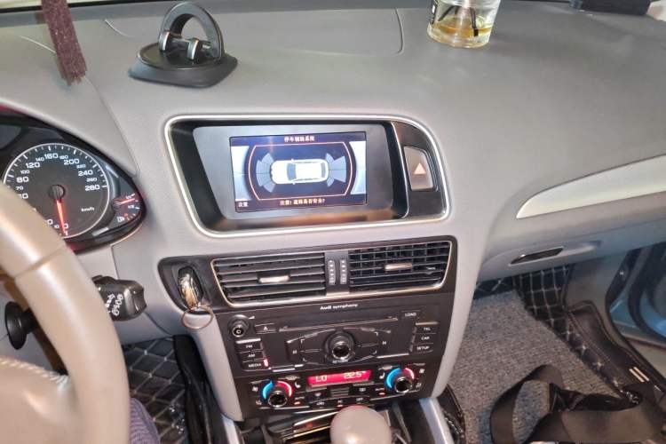 Used Audi Q5 2010 2.0TFSI Technology Edition Audio And AC Panel