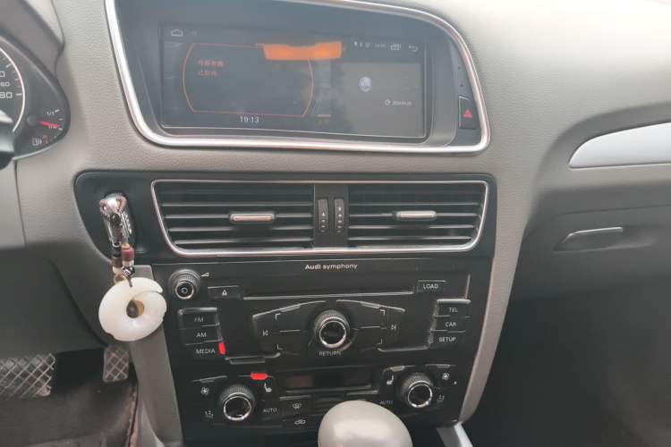 Used Audi Q5 2010 2.0TFSI Technology Edition Audio And AC Panel