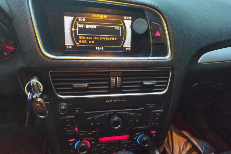Used Audi Q5 2010 2.0TFSI Technology Edition Audio And AC Panel