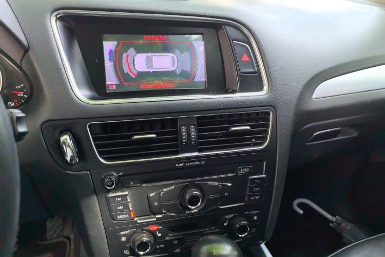 Used Audi Q5 2010 2.0TFSI Technology Edition Audio And AC Panel