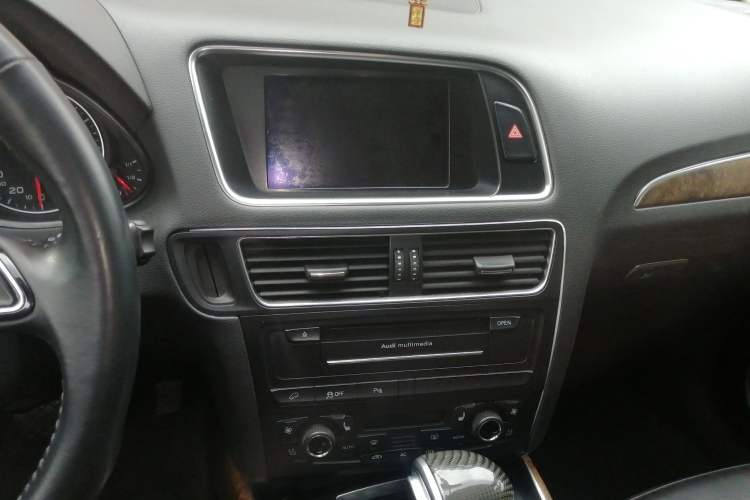Used Audi Q5 2010 3.2 FSI Off-road Version Audio And AC Panel