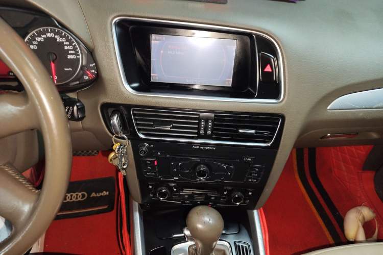Used Audi Q5 2010 2.0TFSI Technology Edition Audio And AC Panel