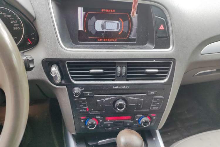 Used Audi Q5 2010 2.0TFSI Technology Edition Audio And AC Panel