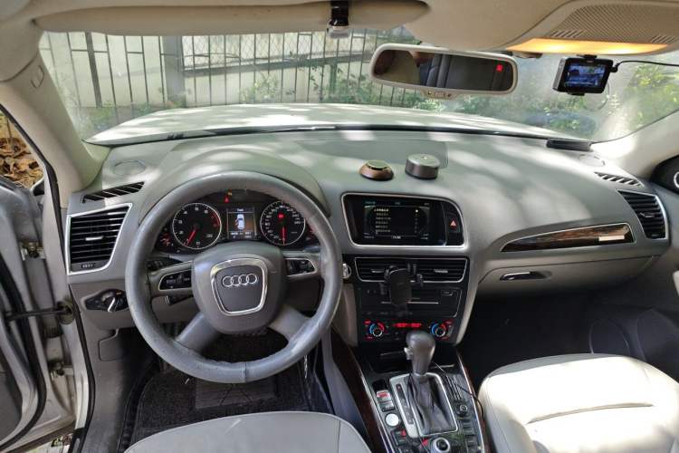 Used Audi Q5 2010 2.0TFSI Comfort Version Center Console