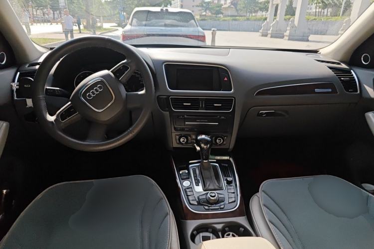 Used Audi Q5 2010 2.0TFSI Comfort Version Center Console