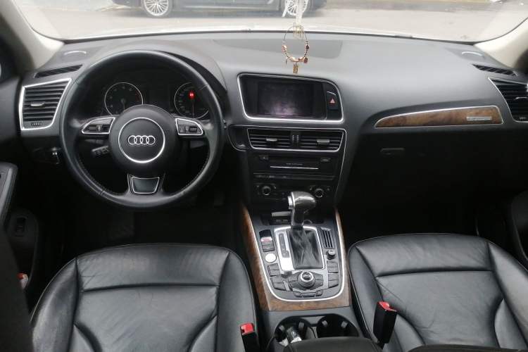 Used Audi Q5 2010 3.2 FSI Off-road Version Center Console