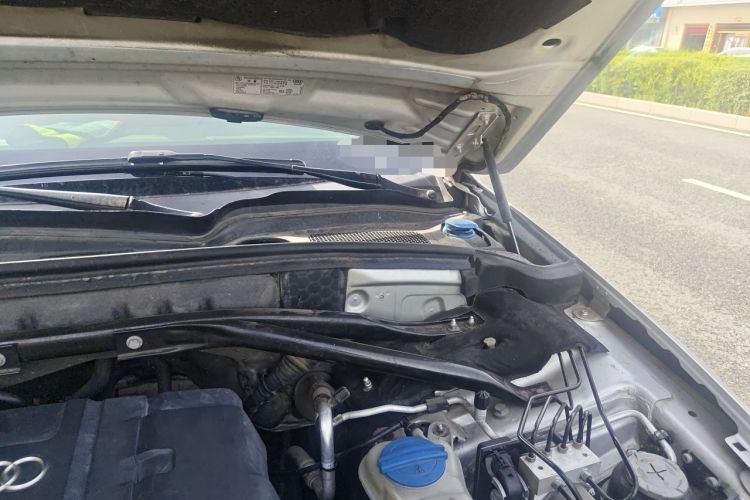 Used Audi Q5 2010 2.0TFSI Comfort Version Engine Bay Left