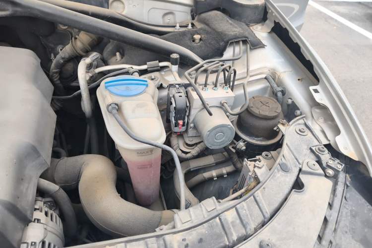 Used Audi Q5 2010 2.0TFSI Technology Edition Engine Bay Left