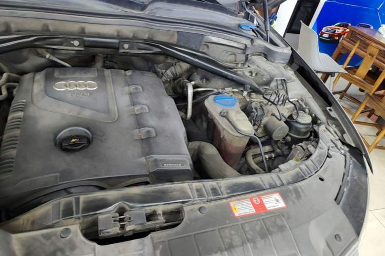 Used Audi Q5 2010 2.0TFSI Comfort Version Engine Bay Left