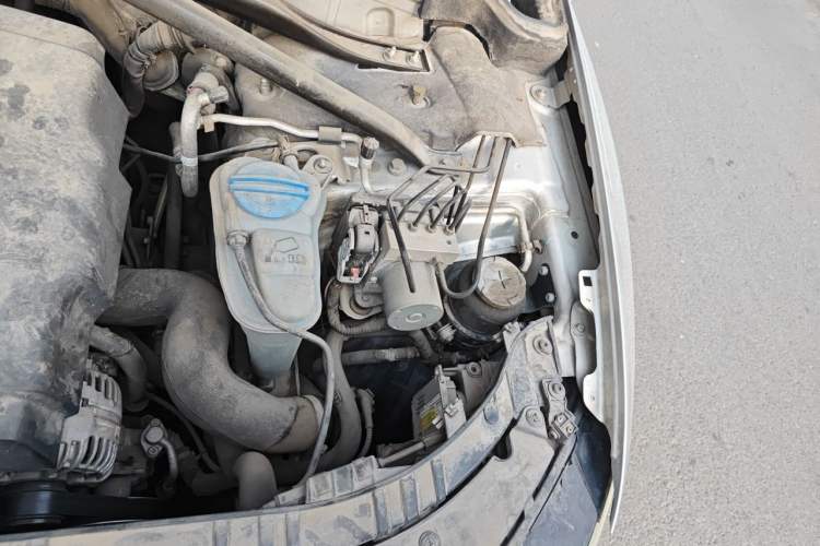 Used Audi Q5 2010 2.0TFSI Comfort Version Engine Bay Left