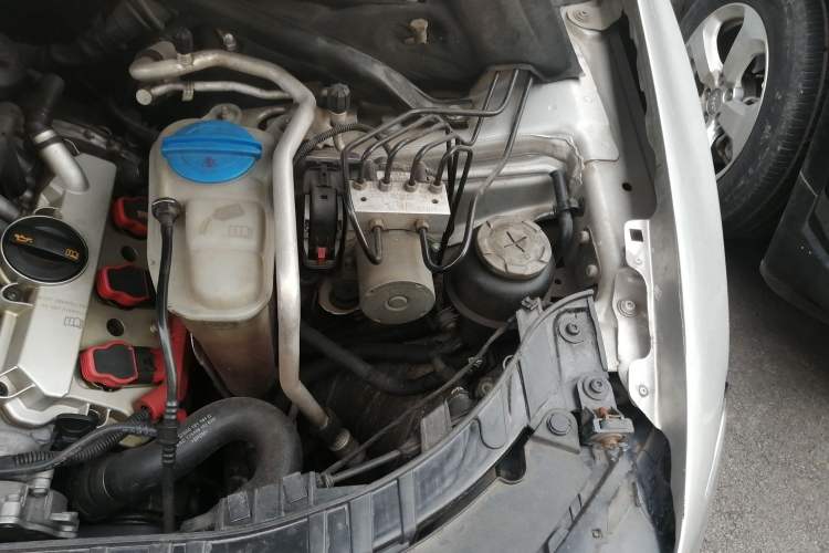 Used Audi Q5 2010 3.2 FSI Off-road Version Engine Bay Left