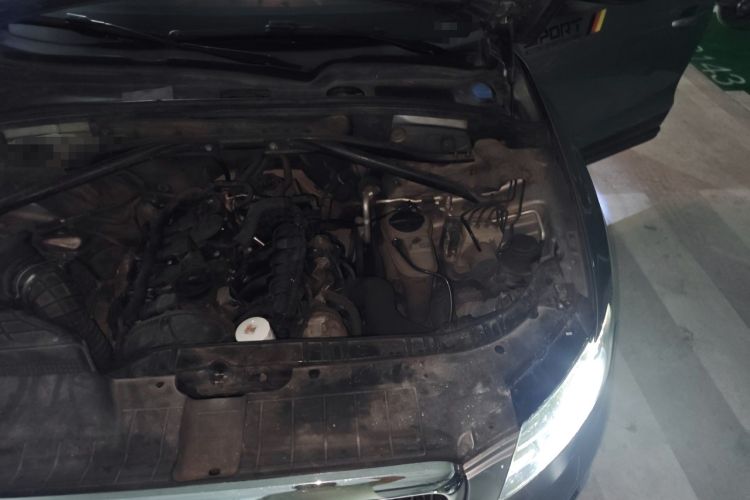 Used Audi Q5 2010 2.0TFSI Comfort Version Engine Bay Left