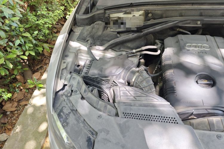 Used Audi Q5 2010 2.0TFSI Comfort Version Engine Bay Right