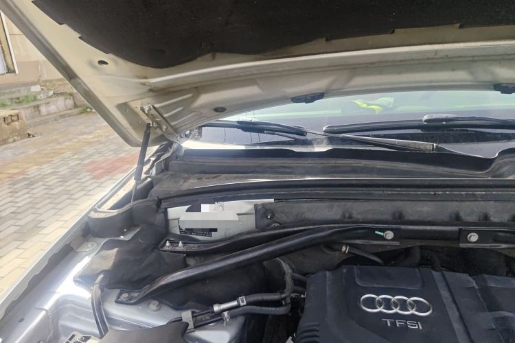 Used Audi Q5 2010 2.0TFSI Comfort Version Engine Bay Right