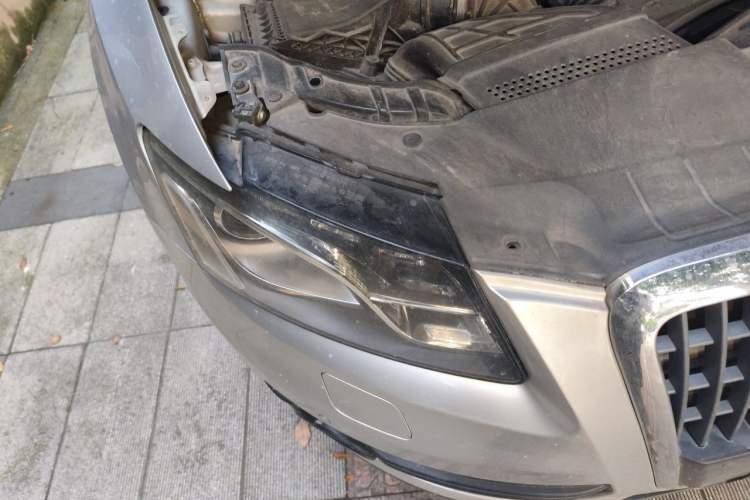 Used Audi Q5 2010 2.0TFSI Technology Edition Engine Bay Right
