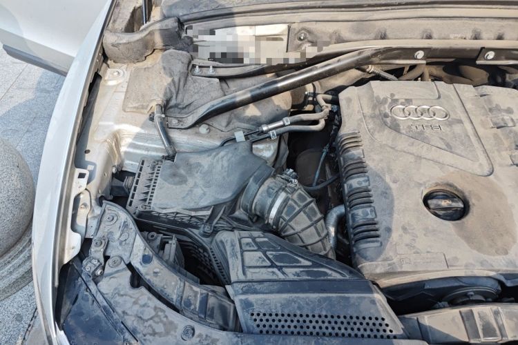 Used Audi Q5 2010 2.0TFSI Comfort Version Engine Bay Right