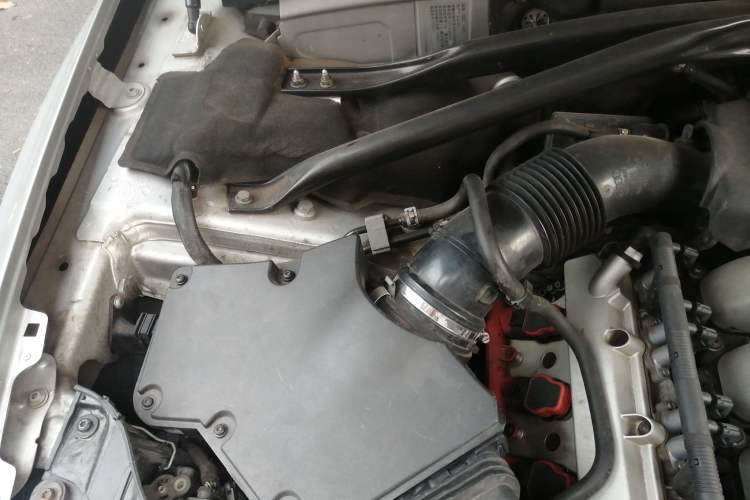 Used Audi Q5 2010 3.2 FSI Off-road Version Engine Bay Right