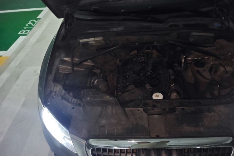 Used Audi Q5 2010 2.0TFSI Comfort Version Engine Bay Right