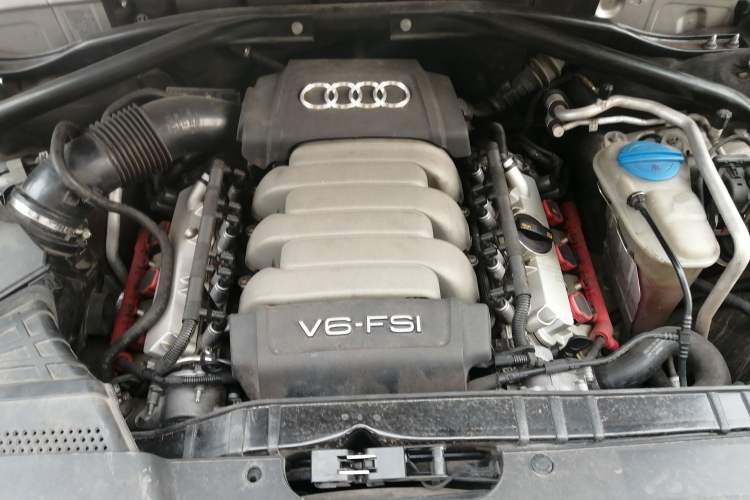 Used Audi Q5 2010 3.2 FSI Off-road Version Engine Bay