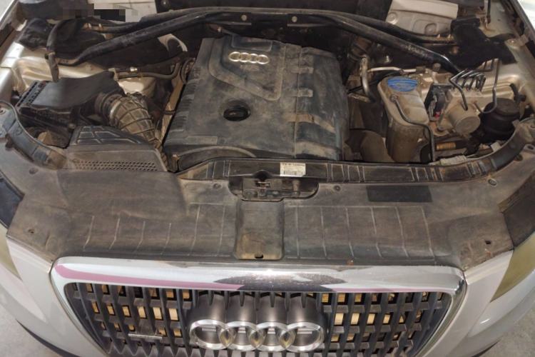 Used Audi Q5 2010 2.0TFSI Technology Edition Engine Bay