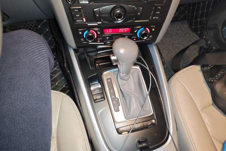 Used Audi Q5 2010 2.0TFSI Technology Edition Gear Lever