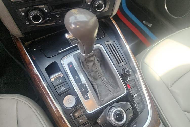 Used Audi Q5 2010 2.0TFSI Comfort Version Gear Lever